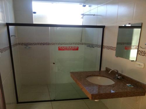 a bathroom with a sink and a glass shower at Hotel Gran Valle in Registro