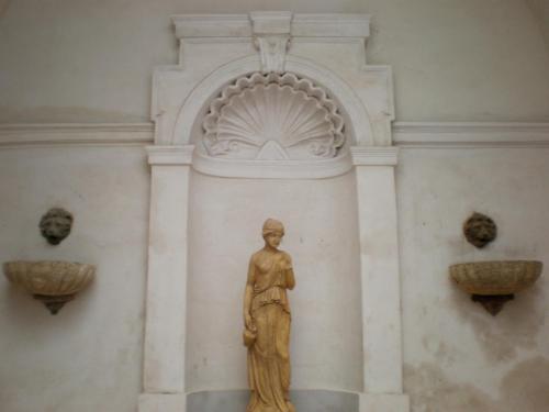 ローマにあるAppartamentino Campo dei Fioriの噴水が二つある建物前の像