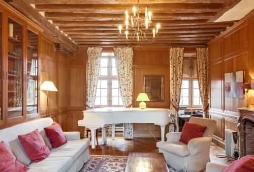 Gallery image of Château de la Cour Senlisse in Senlisse
