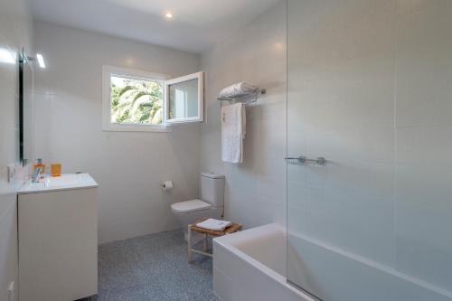 a bathroom with a shower and a toilet and a sink at Villa Canela b11 in Santo Tomás