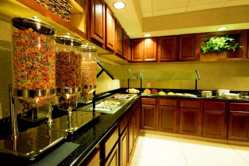 Cucina o angolo cottura di Hawthorn Extended Stay by Wyndham Kingsland