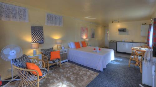 Schlafzimmer mit einem Bett, einem Tisch und Stühlen in der Unterkunft Tia Maria Retreat in Rarotonga