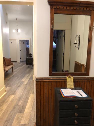 a mirror and a dresser in a room at Hotel San Ramon in Bisbee