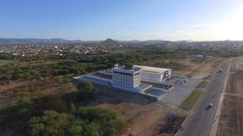 une vue sur un grand bâtiment avec une route dans l'établissement Hotel Oásis de Patos, à Patos
