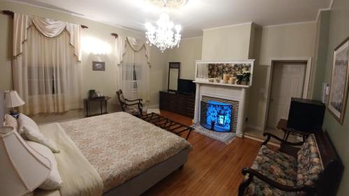 um quarto com uma cama e uma lareira em Inn on Frederick em Saint Andrews