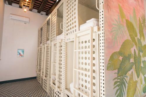 a room with a mural on the wall at Republica Hostel Santa Marta in Santa Marta