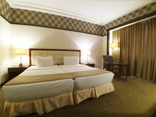 Tempat tidur dalam kamar di The Plaza Hotel Balanga City