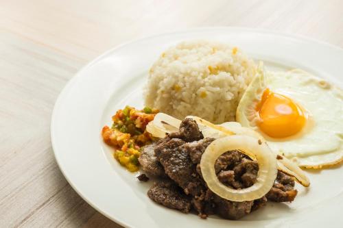 ホテルの敷地内または近くでの食事または食べ物