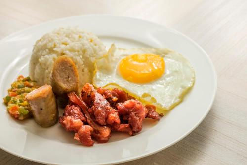 ホテルの敷地内または近くでの食事または食べ物