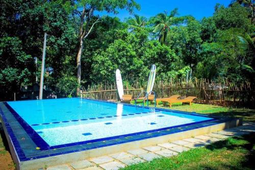 Bazén v ubytování Talalla Freedom Resort nebo v jeho okolí