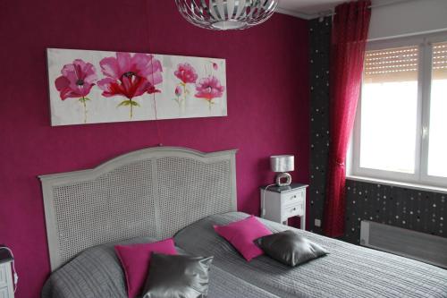 1 dormitorio con 1 cama con almohadas rosas y grises en Cap Opale, en Marquise