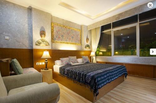 1 dormitorio con cama, sofá y ventana en Apartemen Senayan, en Yakarta