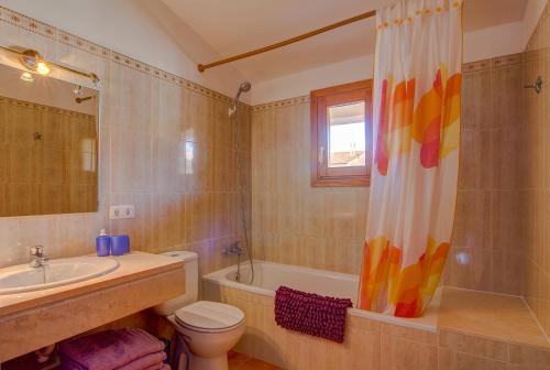 ポルト・ダルクディアにあるLlac Granのバスルーム(洗面台、トイレ、シャワーカーテン付)