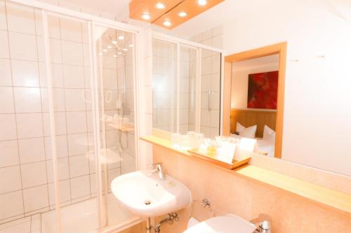 Un baño de Romantik Hotel Hirschen