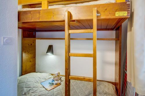 a bunk bed in a tiny house at Vacancéole - Le Privilège in Germ