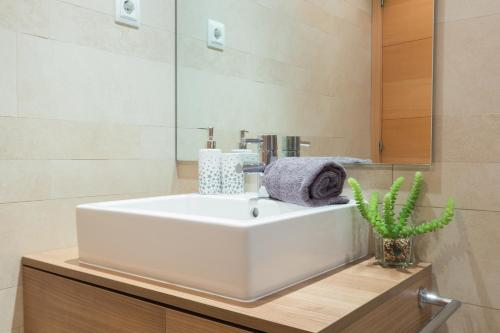 a bathroom with a white sink and a mirror at Matarolux16 in Mataró