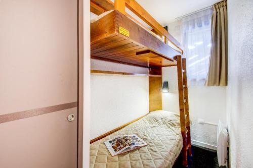 a bunk bed in a room with a bunk bed in a room at Vacancéole - Le Privilège in Germ