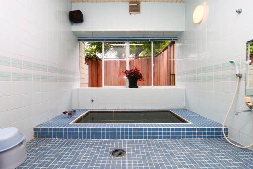 La salle de bains est pourvue d'une baignoire, de toilettes et d'une fenêtre. dans l'établissement Bellbird, à Aso