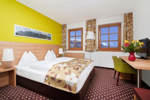 Säng eller sängar i ett rum på Alphotel Innsbruck