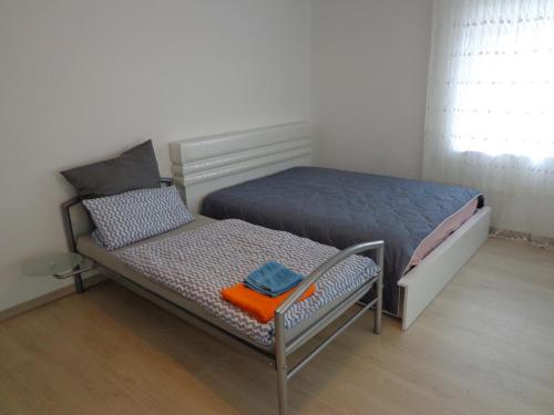 ハノーファーにあるApartments Nähe Messe Laatzen-Gleidingen - room agencyの小さなベッドルーム(ベッド1台、椅子付)
