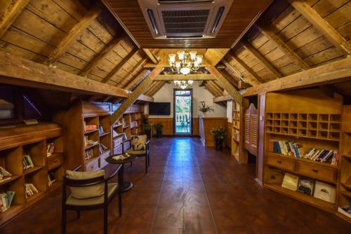 a library with wooden ceilings and bookshelves at Nordic Memory in Qingdao in Qingdao