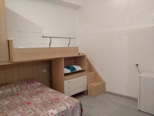 een slaapkamer met een bed en een dressoir in een kamer bij Cardano in Pavia
