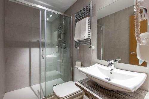 A bathroom at Hostal Cervelo