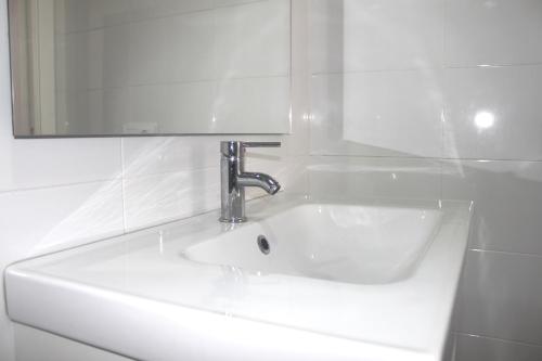 タリファにあるApartamento Gaviotasのバスルーム(鏡付き白い洗面台付)