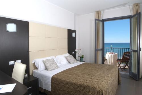 une chambre avec un lit avec vue sur l'océan dans l'établissement Villa Gioiosa, à Diano Marina