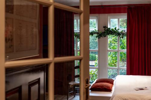 1 dormitorio con cama y ventana grande en Beck's Bed and Breakfast, en Kaatsheuvel