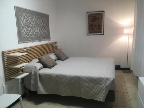 ein Schlafzimmer mit einem Bett in einem Zimmer in der Unterkunft B&B Juighissa Leonora in Oristano