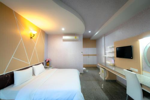 Кровать или кровати в номере Martina Hotel Surin
