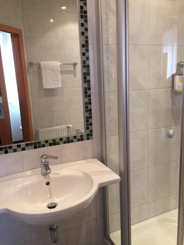 Ένα μπάνιο στο Hotel Rose Heidelberg inklusive Frühstück, Saunanutzung und Parkplätze nach Verfügbarkeit
