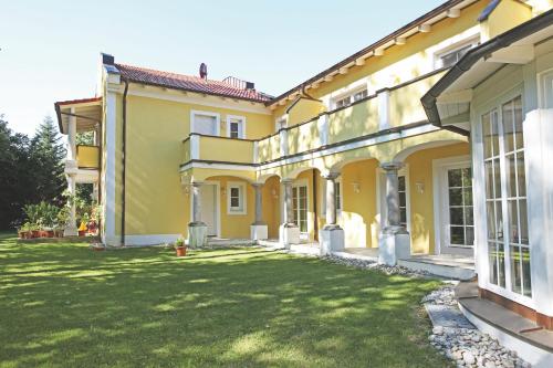 an exterior view of a house with a yard at Haus Hildegunde in Bad Füssing