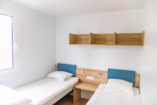 Кровать или кровати в номере Vännäs bad & camping