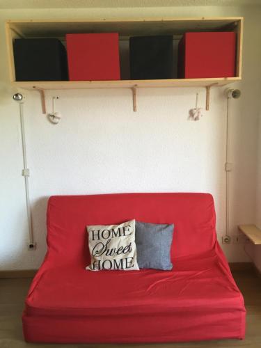 UvernetにあるStudio Praloupの赤いソファ(枕付)