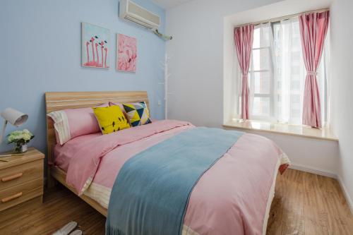 Uma cama ou camas num quarto em ChengDu JinNiu·ChunXi Road Locals Apartment 00129440