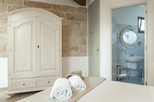 a bedroom with a bed with towels on it at B&B Aurora Salentina in Morciano di Leuca