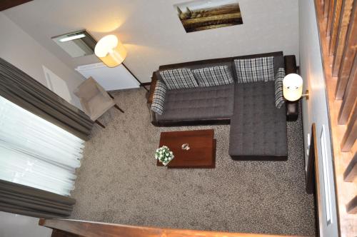 an overhead view of a living room with a couch and a table at Fenerbahçe Serkan Acar Resort&Sports Topuk Yaylası in Dereceören