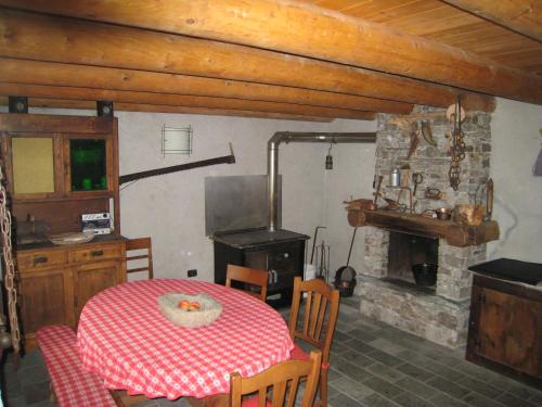 une salle à manger avec une table et une cheminée dans l'établissement B&B da Sguincio, à Piateda