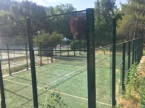 a tennis net on a tennis court at Hotel Resort Cueva del Fraile in Cuenca