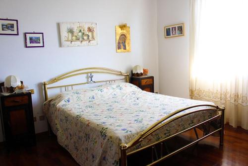 um quarto com uma cama com colcha floral em Appartamento Belvedere em Manciano