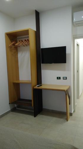 a room with a tv and a desk in a room at Via Ziino 70 in Oliveri