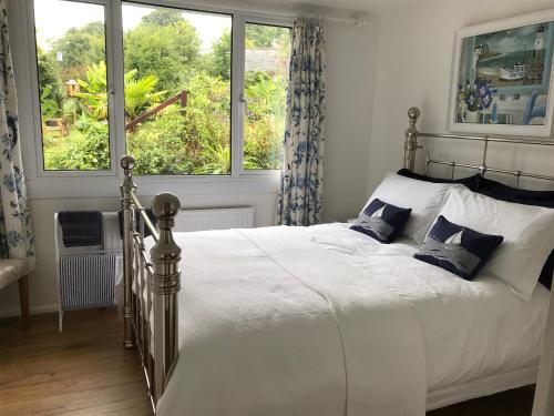 A bed or beds in a room at Fuchsia Cottage