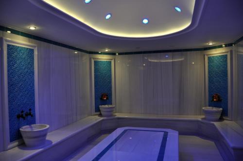 DereceörenにあるFenerbahçe Serkan Acar Resort&Sports Topuk Yaylasıの広いバスルーム(トイレ2つ、大きなバスタブ付)