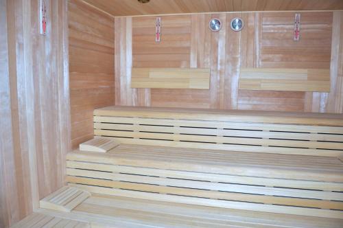 a sauna with a shower with wooden walls and floors at Fenerbahçe Serkan Acar Resort&Sports Topuk Yaylası in Dereceören