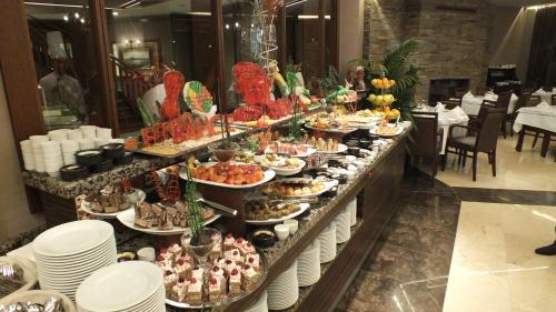 a buffet line with plates and food in a restaurant at Fenerbahçe Serkan Acar Resort&Sports Topuk Yaylası in Dereceören