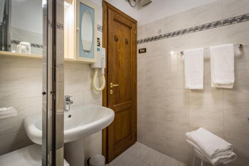 une salle de bain avec un lavabo et un miroir dans l'établissement Florence old town apartment, à Florence