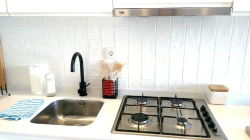 Bright Riverside Apartment - AC - LX Factory
