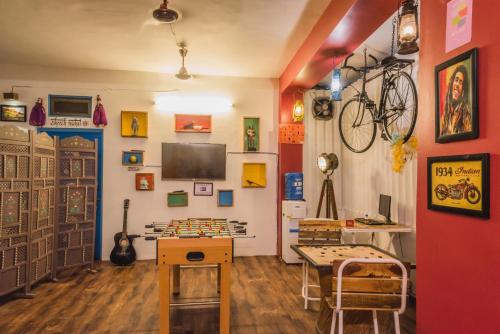 ジョードプルにあるZostel Jodhpur, Clock Towerの壁掛け自転車付きの部屋